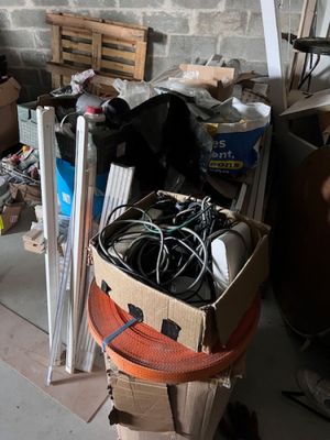 un tas d'objets divers entassés dans un garage
