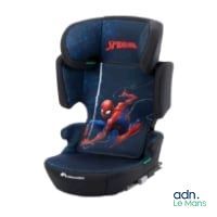 Le siège auto de l'enfant est orné d'un motif Spider-Man.