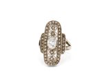 une bague ancienne en or blanc sertie d'un diamant