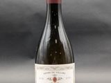 une bouteille de vin posée sur une table