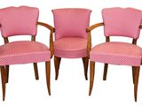 trois chaises avec un revêtement rose, un revêtement rose, un revêtement rose, un revêtement rose, un revêtement rose, un revêtement rose, un revêtement rose, un revêtement rose