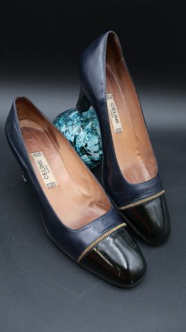 CELINE – Paire de chaussures à talon en cuir bleu marine, chaîne ...