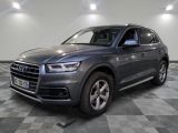 une Audi QX grise garée dans un garage