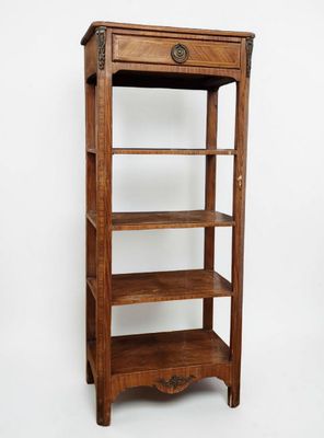une étagère en bois composée de trois tablettes et d'un tiroir sur le dessus