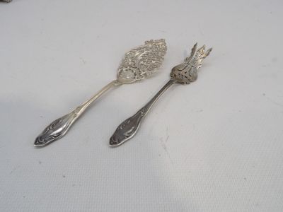deux cuillères et une fourchette posées sur une table