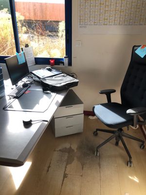 un bureau avec une chaise et un ordinateur dessus