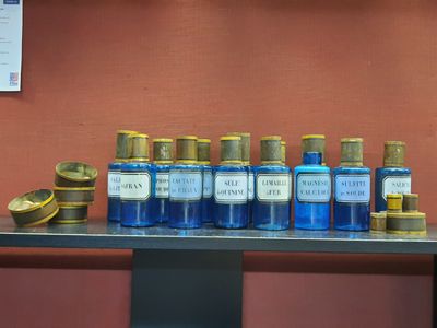 de nombreuses bouteilles contenant un liquide bleu posées sur une table