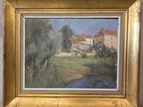 une peinture à l'huile représentant une maison et une rivière, dans un cadre doré