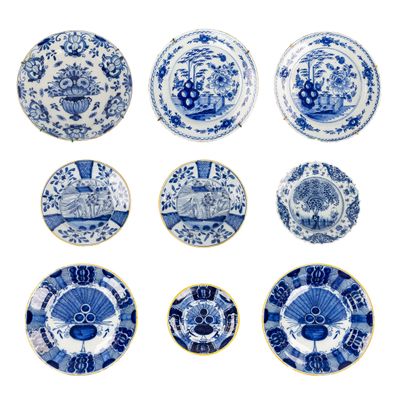 six assiettes bleues et blanches ornées de motifs orientaux