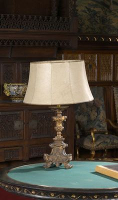 une table sur laquelle se trouvent un livre et une lampe