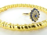 une image représentant une bague en or ornée d'un saphir au centre
