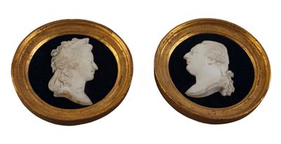 deux camées, l'un blanc et l'autre noir, représentant deux hommes, dans des cadres dorés