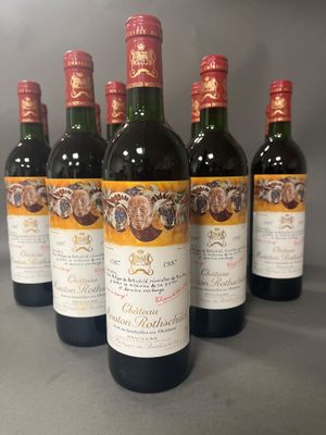 six bouteilles de vin sont alignées sur une table