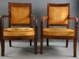 deux chaises en bois avec un revêtement jaune, revêtement jaune, revêtement jaune, revêtement jaune, revêtement jaune, revêtement jaune, revêtement jaune, revêtement jaune, revêtement jaune