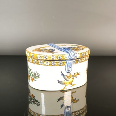 une image représentant une boîte décorative posée sur une table