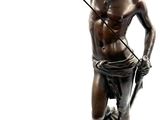 statue en bronze représentant un garçon muni d'un arc et de flèches, posée sur un socle