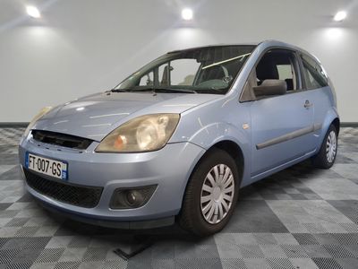 une petite voiture bleue garée dans une pièce