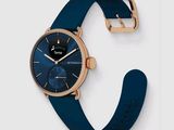 gros plan d'une montre-bracelet avec un bracelet bleu