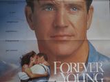 L'affiche du film « Forever Young » est accrochée au mur.