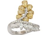 une bague ornée d'une fleur en diamants jaunes et blancs