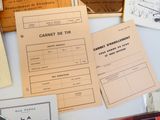 de nombreux types de papiers différents sur la table