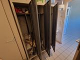 une photo d'une salle de bains très encombrée