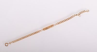 gros plan d'un bracelet en or sur fond blanc