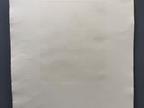 une image représentant une feuille de papier accrochée à un mur
