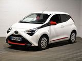 une photo d'une Toyota Yaris blanche garée dans un garage