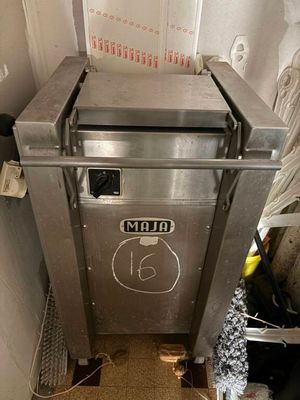 une image d'une machine qui se trouve dans une pièce