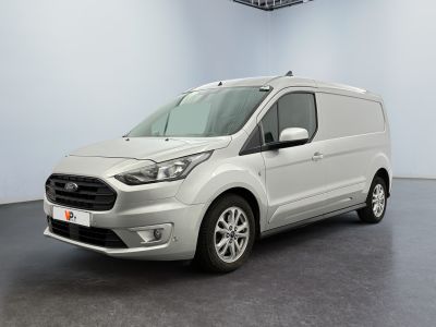 une fourgonnette Ford Transit dans une pièce blanche au sol noir