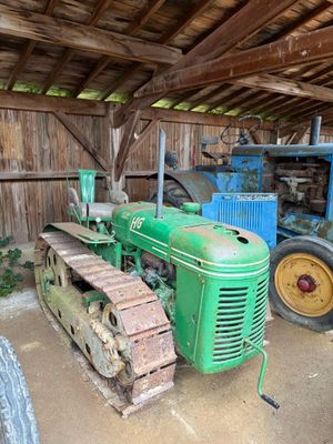 un tracteur et une ornière de tracteur dans une grange