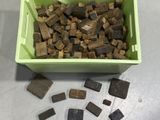 un bac vert rempli de blocs en bois posé sur une table
