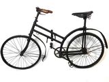 un vélo noir avec une selle en bois sur fond blanc