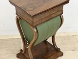 une petite table en bois sur laquelle est posé un coussin vert