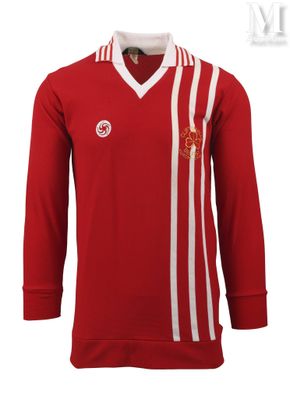 une photo d'un pull rouge à rayures blanches