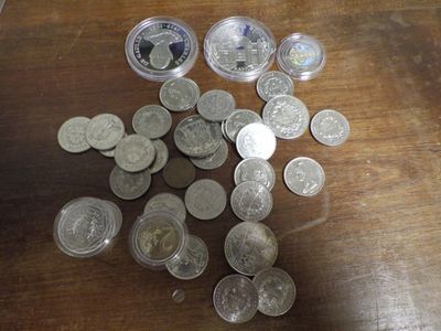 un tas de pièces d'argent sur une table en bois