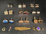 de nombreux types de bijoux sur la table