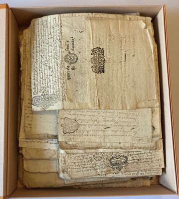 une boîte remplie de vieux papiers posée sur une table