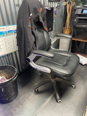 une chaise qui se trouve dans le coin d'une pièce
