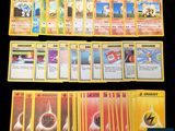 Plusieurs cartes Pokémon sont représentées sur une surface noire
