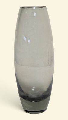 un vase en verre posé sur une table