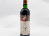une bouteille de vin posée sur une table