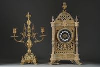 PENDULE en bronze doré à décor ajouré, surmontée d'un lion, …