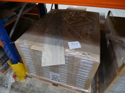 une grande caisse posée sur une palette dans un entrepôt