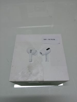 Un Apple et des AirPods se trouvent dans une boîte posée sur une table