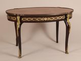 une image représentant une table ornée de motifs noirs et dorés