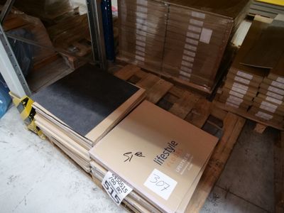 une pile de boîtes sur une palette dans un entrepôt