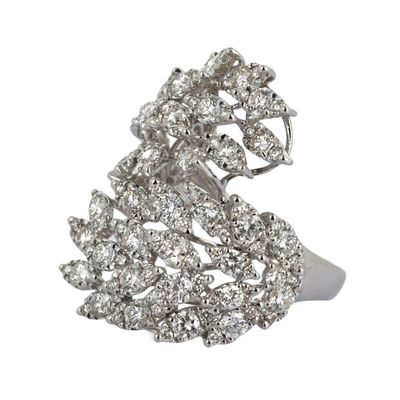 une image d'une bague en or blanc sertie de diamants en forme de cygne, sur fond blanc