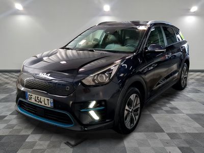 une voiture noire garée dans un garage au sol en damier